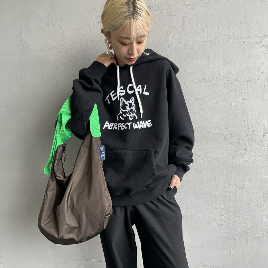 The Endless Summer [エンドレスサマー] 別注 BUHI フロッキーロゴプリント スウェットパーカー [FH-24774506-JF] 01 BLACK&&モデル身長：150cm 着用サイズ：S&&