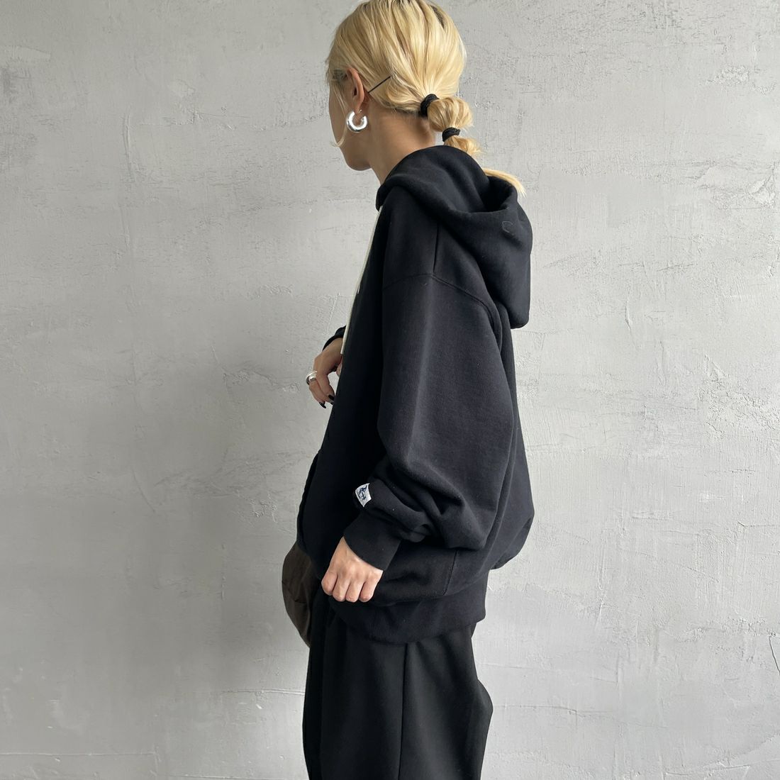 The Endless Summer [エンドレスサマー] 別注 BUHI フロッキーロゴプリント スウェットパーカー [FH-24774506-JF] 01 BLACK&&モデル身長：150cm 着用サイズ：S&&