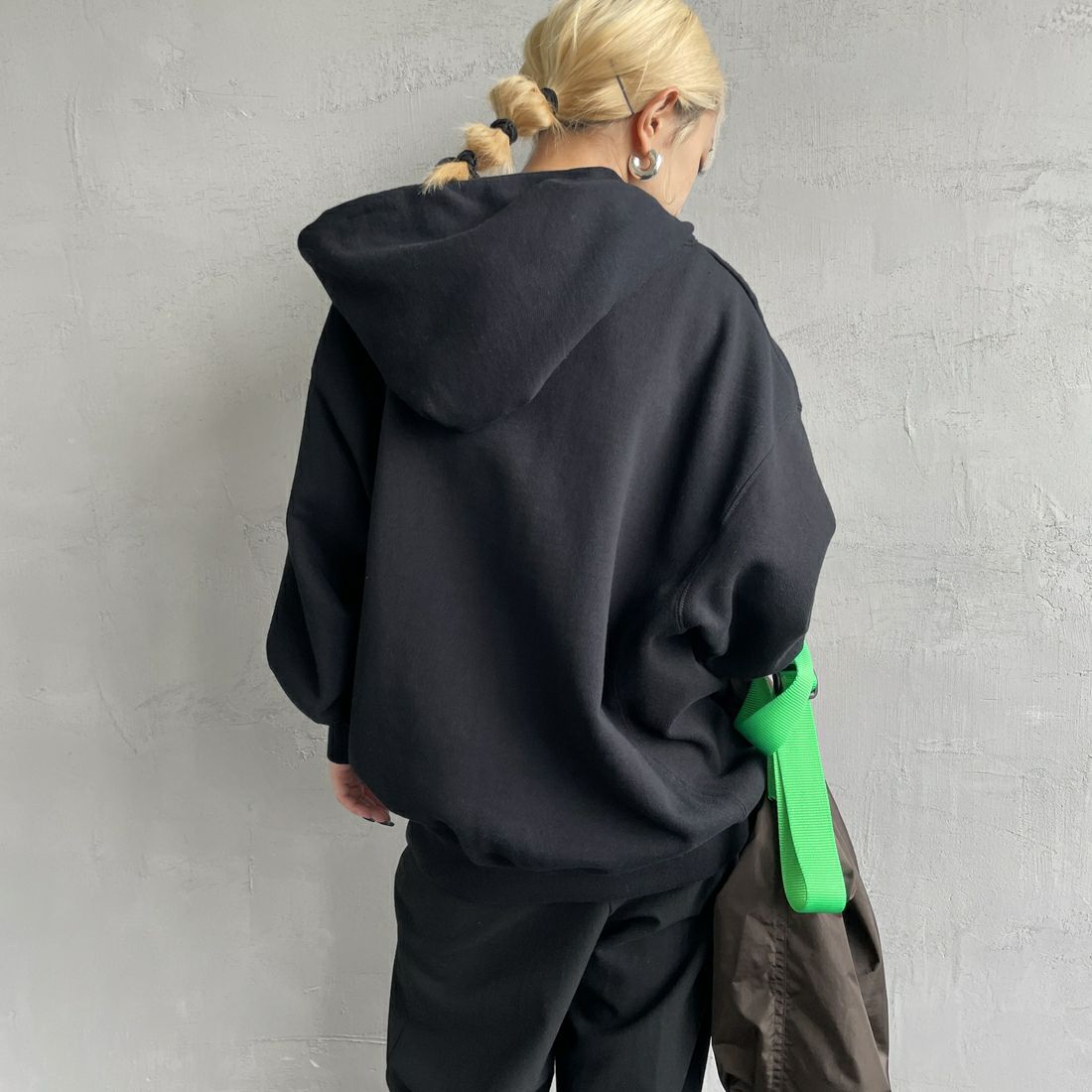 The Endless Summer [エンドレスサマー] 別注 BUHI フロッキーロゴプリント スウェットパーカー [FH-24774506-JF] 01 BLACK&&モデル身長：150cm 着用サイズ：S&&