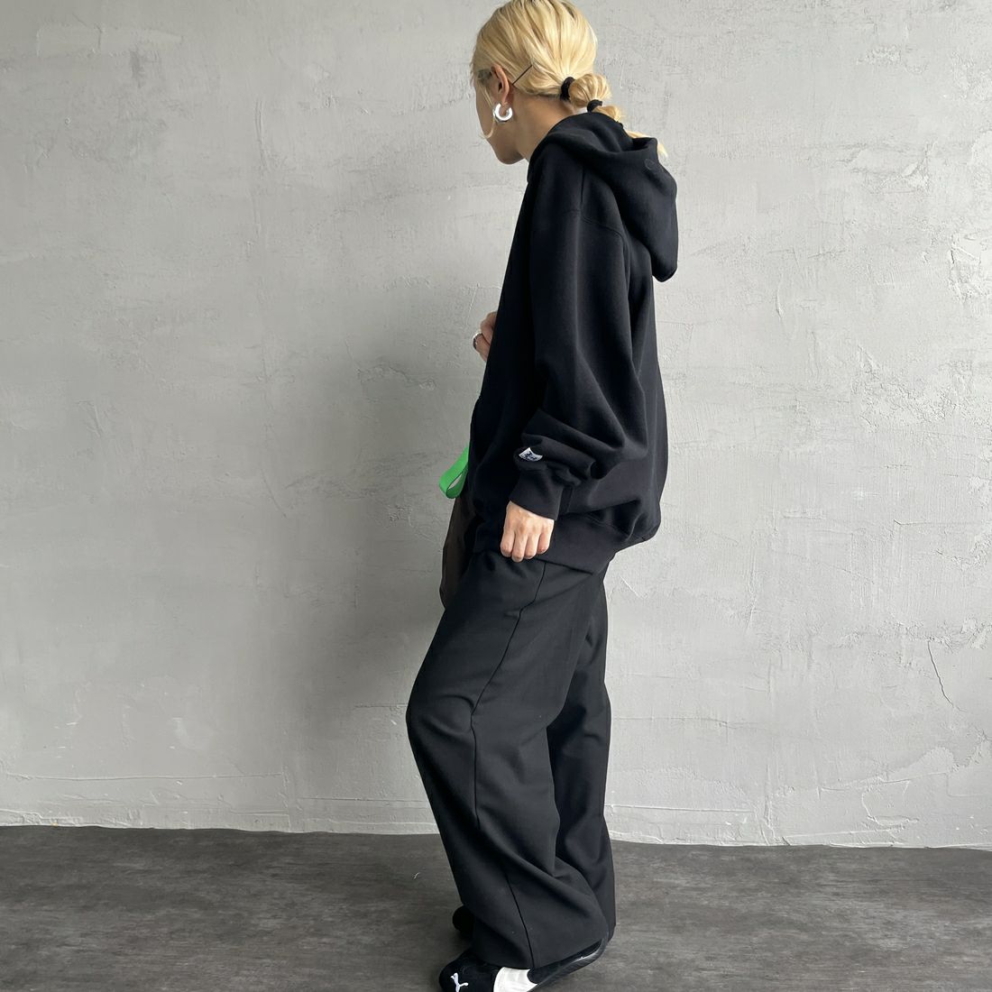 The Endless Summer [エンドレスサマー] 別注 BUHI フロッキーロゴプリント スウェットパーカー [FH-24774506-JF] 01 BLACK&&モデル身長：150cm 着用サイズ：S&&