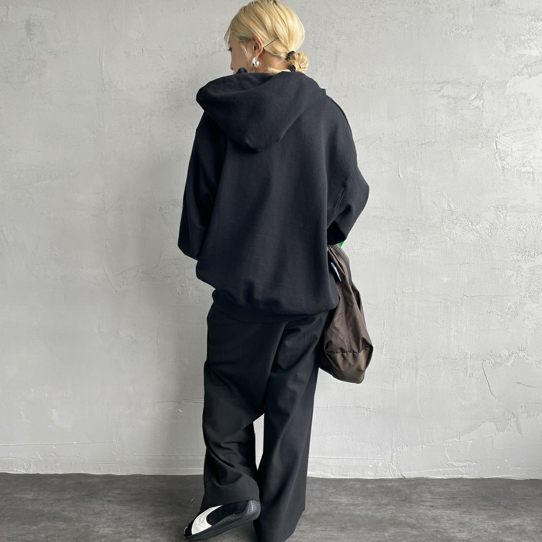 The Endless Summer [エンドレスサマー] 別注 BUHI フロッキーロゴプリント スウェットパーカー [FH-24774506-JF] 01 BLACK&&モデル身長：150cm 着用サイズ：S&&