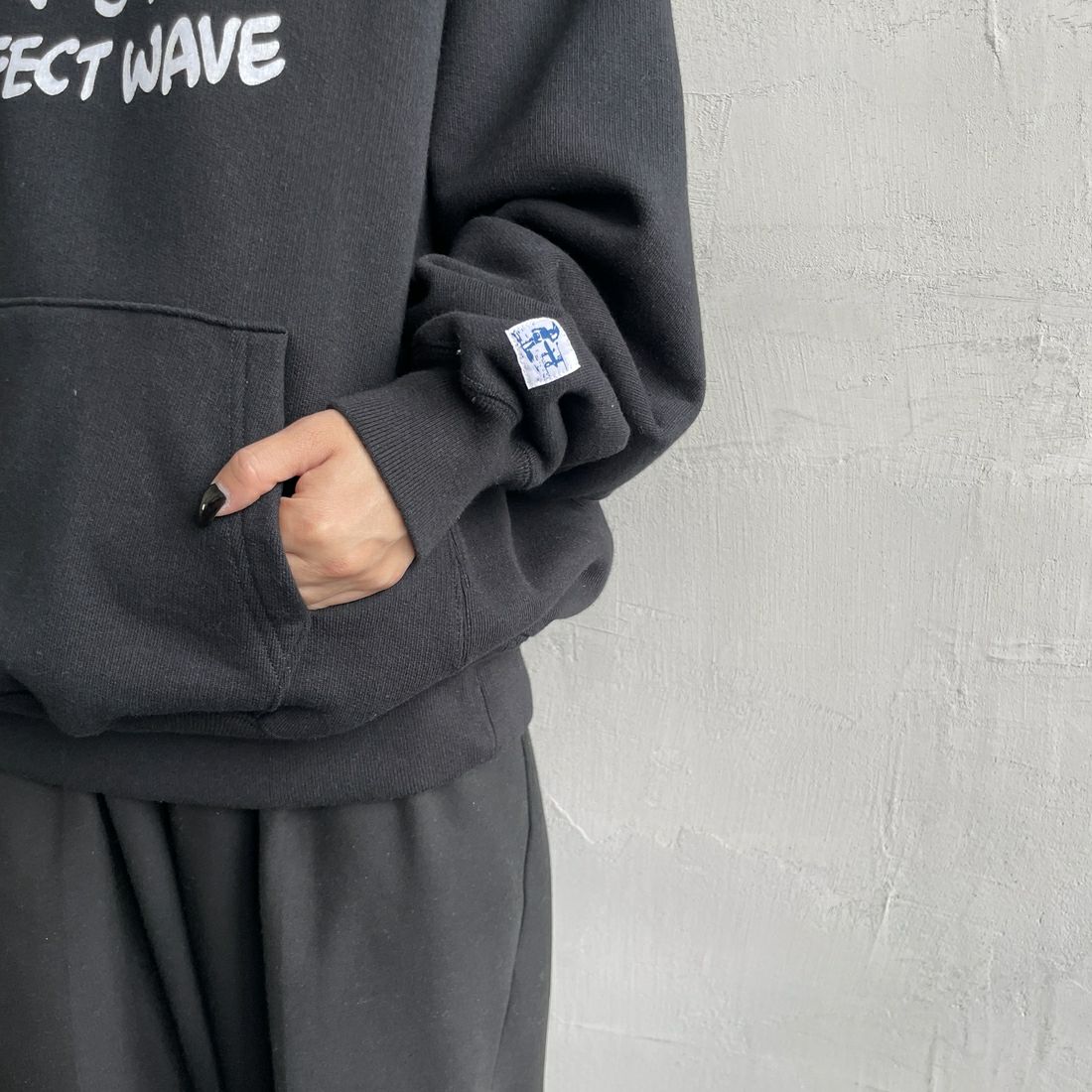 The Endless Summer [エンドレスサマー] 別注 BUHI フロッキーロゴプリント スウェットパーカー [FH-24774506-JF] 01 BLACK