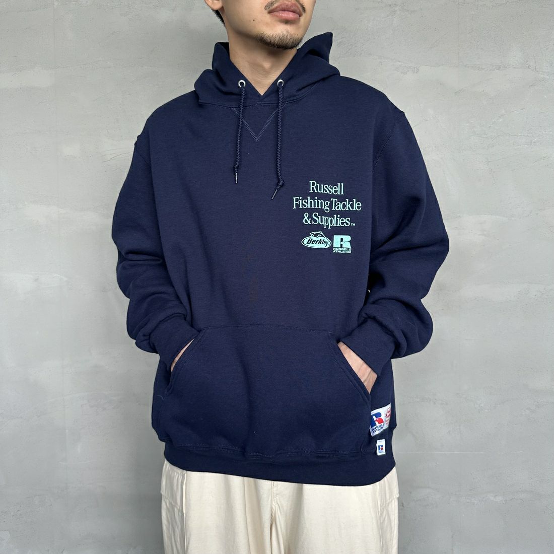 Berkley × RUSSELL ATHLETIC [バークレー × ラッセルアスレチック] 別注 バックプリント スウェットパーカー [RBK-24175IN-JF2] NAVY &&モデル身長：168cm 着用サイズ：L&&