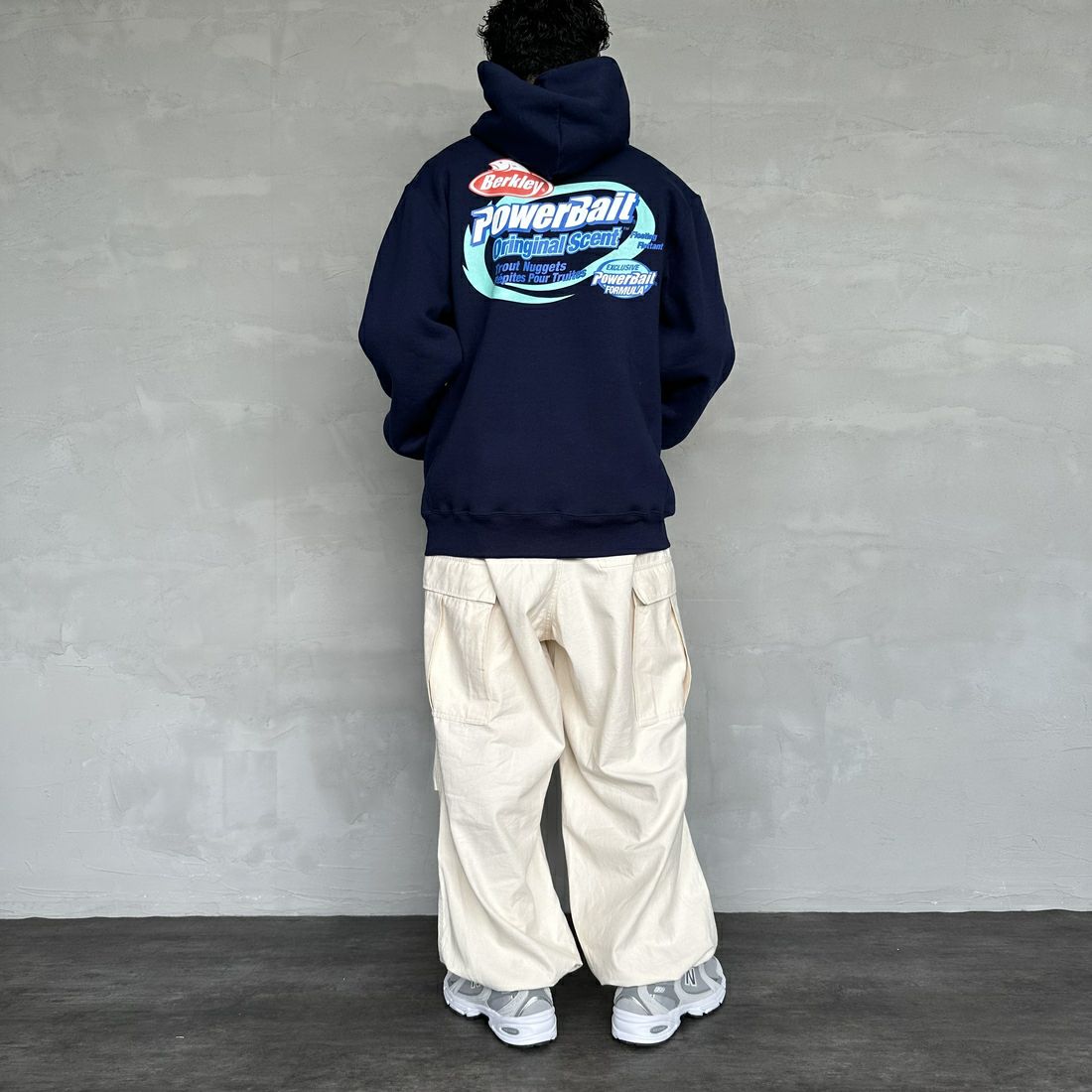 Berkley × RUSSELL ATHLETIC [バークレー × ラッセルアスレチック] 別注 バックプリント スウェットパーカー [RBK-24175IN-JF2] NAVY &&モデル身長：168cm 着用サイズ：L&&