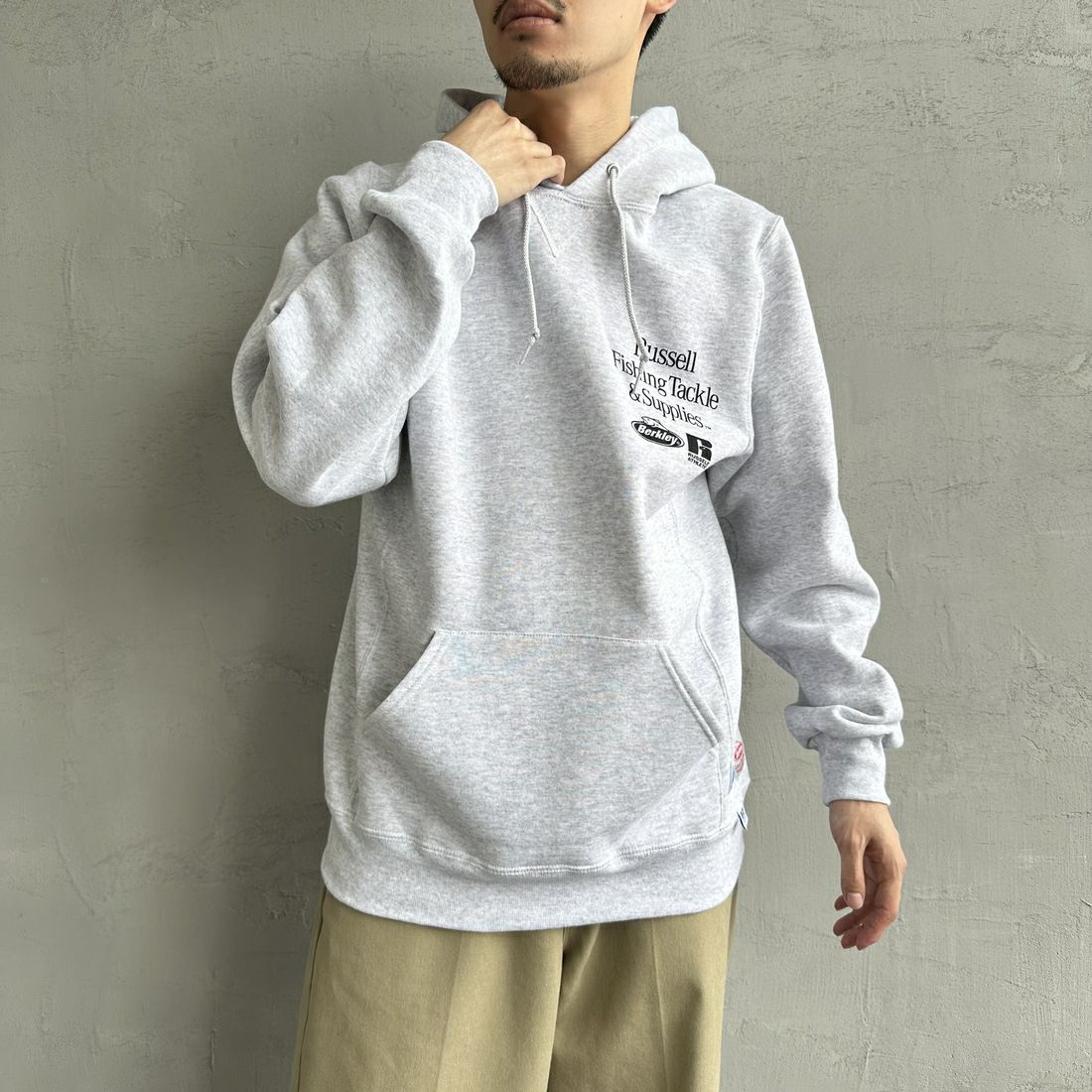 Berkley × RUSSELL ATHLETIC [バークレー × ラッセルアスレチック] 別注 バックプリント スウェットパーカー [RBK-24175IN-JF2] GREY &&モデル身長：168cm 着用サイズ：M&&
