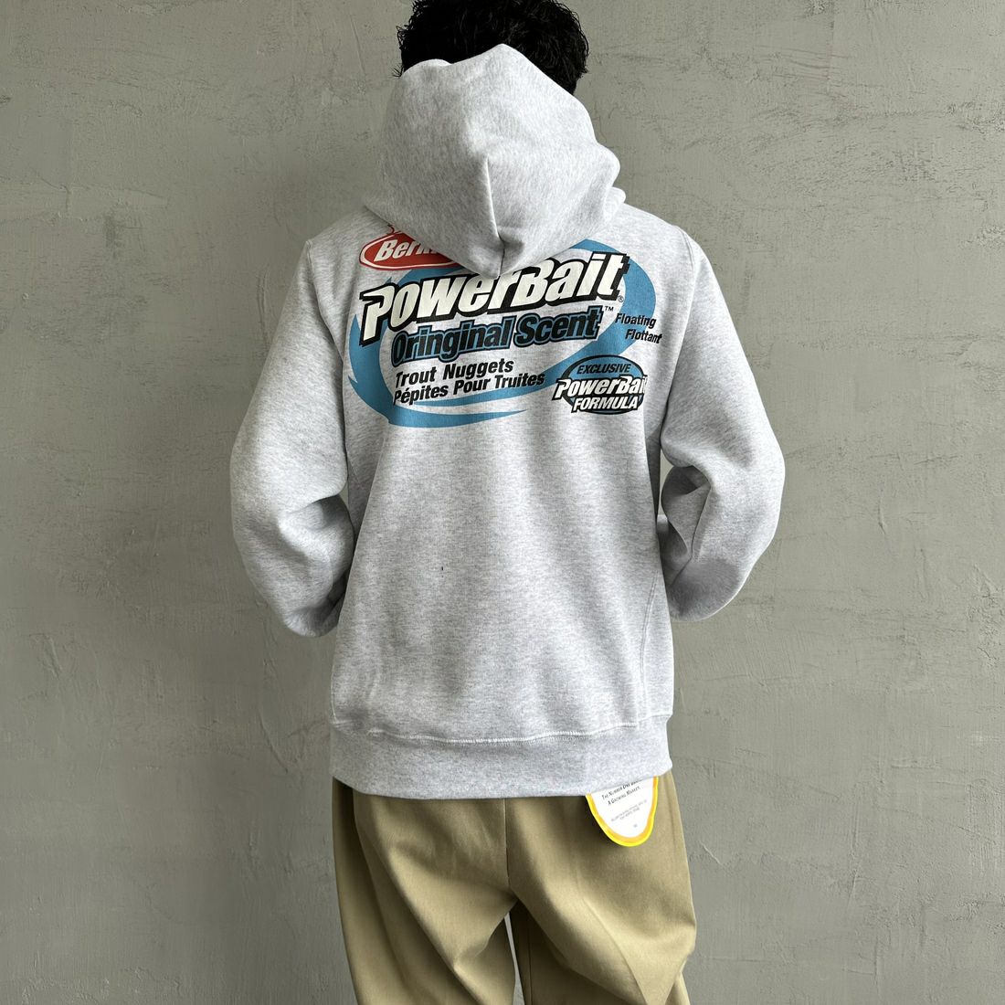 Berkley × RUSSELL ATHLETIC [バークレー × ラッセルアスレチック] 別注 バックプリント スウェットパーカー [RBK-24175IN-JF2] GREY &&モデル身長：168cm 着用サイズ：M&&