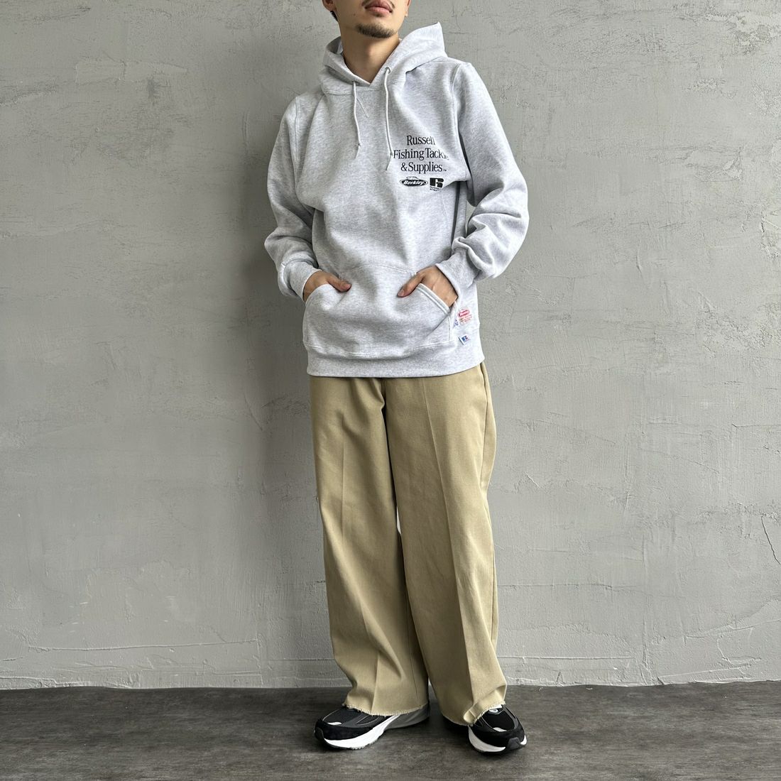 Berkley × RUSSELL ATHLETIC [バークレー × ラッセルアスレチック] 別注 バックプリント スウェットパーカー [RBK-24175IN-JF2] GREY &&モデル身長：168cm 着用サイズ：M&&