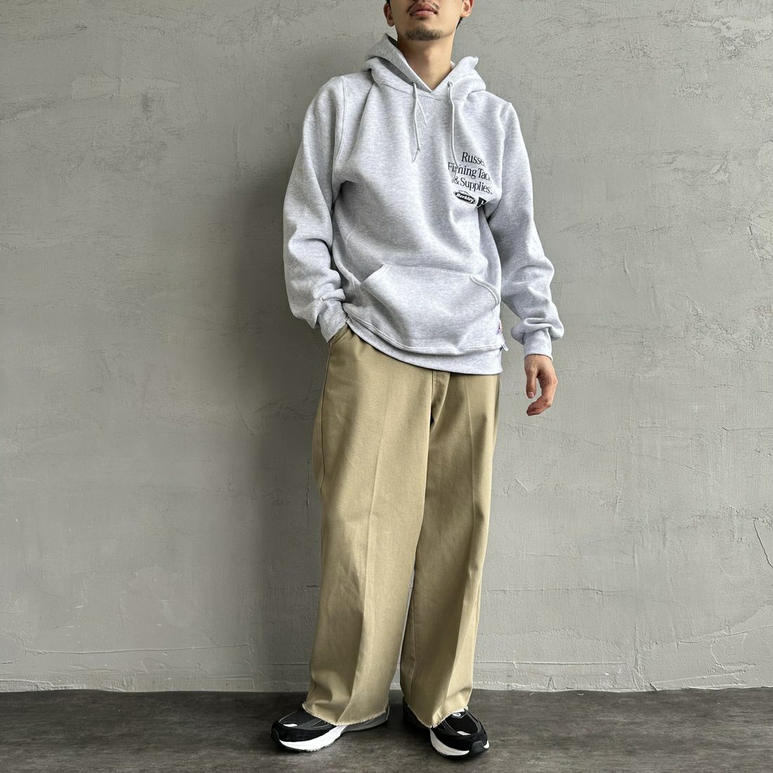 Berkley × RUSSELL ATHLETIC [バークレー × ラッセルアスレチック] 別注 バックプリント スウェットパーカー [RBK-24175IN-JF2] GREY &&モデル身長：168cm 着用サイズ：M&&