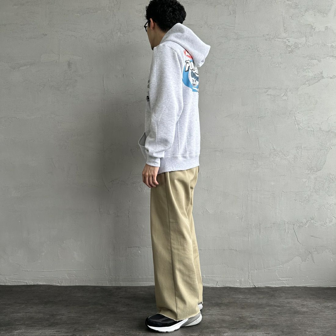 Berkley × RUSSELL ATHLETIC [バークレー × ラッセルアスレチック] 別注 バックプリント スウェットパーカー [RBK-24175IN-JF2] GREY &&モデル身長：168cm 着用サイズ：M&&