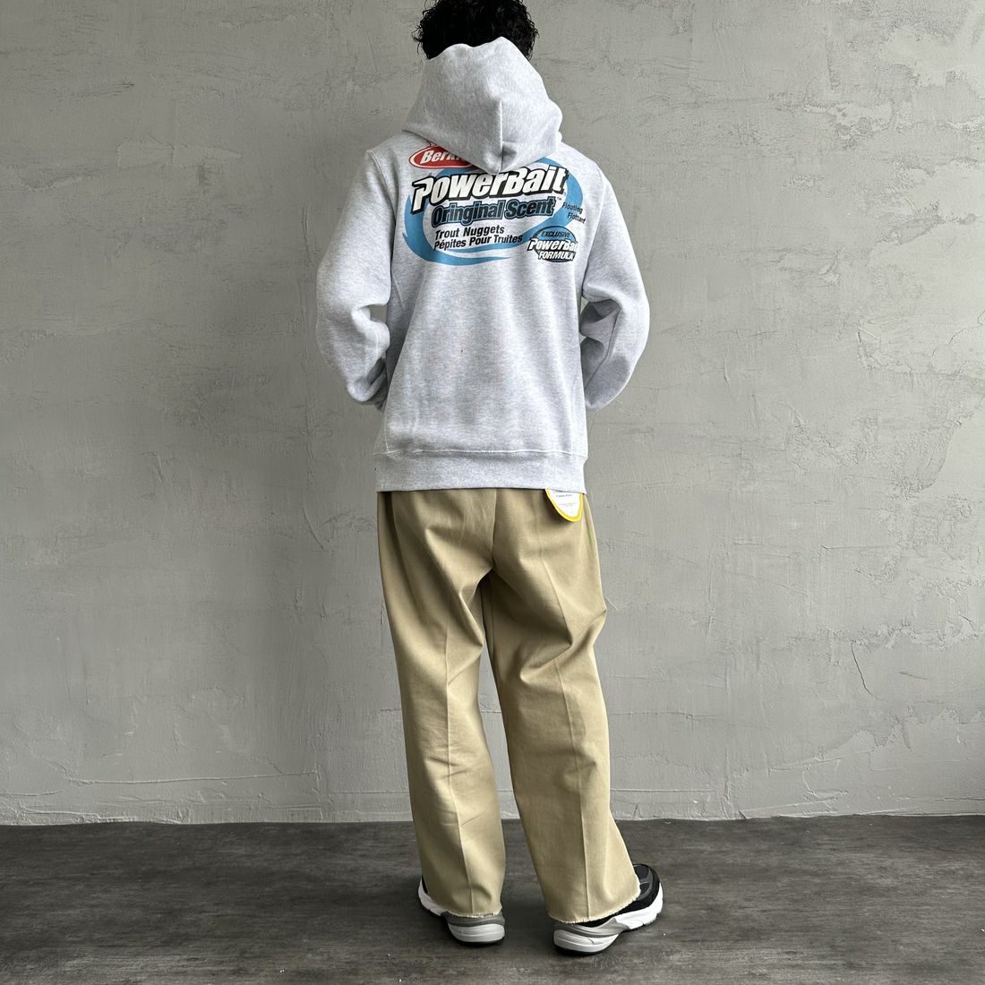 Berkley × RUSSELL ATHLETIC [バークレー × ラッセルアスレチック] 別注 バックプリント スウェットパーカー [RBK-24175IN-JF2] GREY &&モデル身長：168cm 着用サイズ：M&&