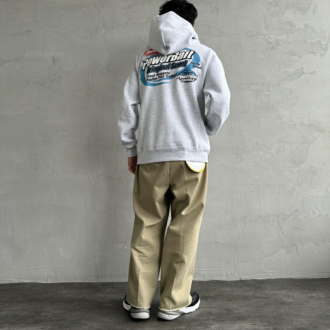 Berkley × RUSSELL ATHLETIC [バークレー × ラッセルアスレチック] 別注 バックプリント スウェットパーカー [RBK-24175IN-JF2] GREY &&モデル身長：168cm 着用サイズ：M&&