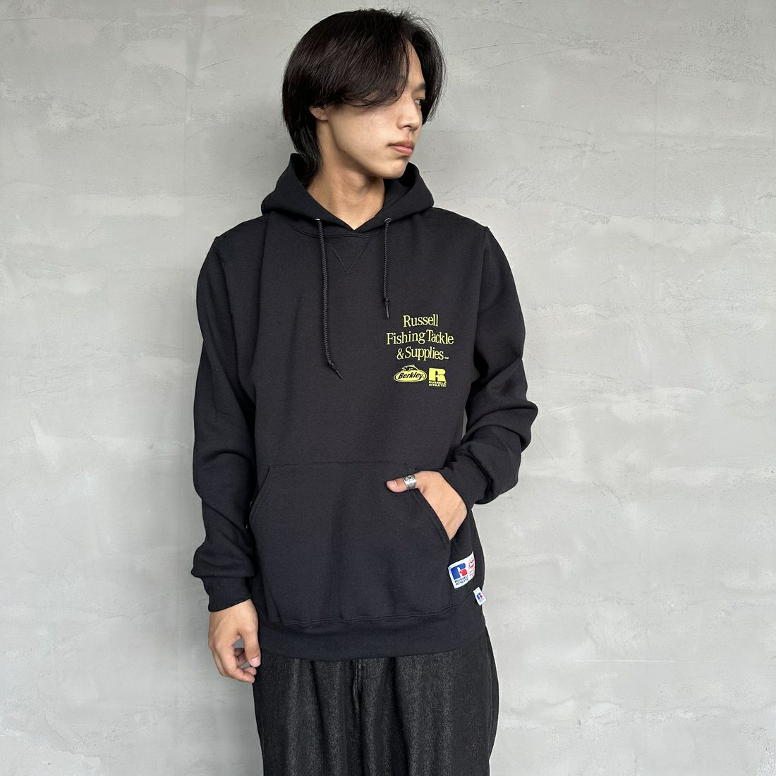 Berkley × RUSSELL ATHLETIC [バークレー × ラッセルアスレチック] 別注 バックプリント スウェットパーカー [RBK-24175IN-JF2] BLACK &&モデル身長：179cm 着用サイズ：L&&