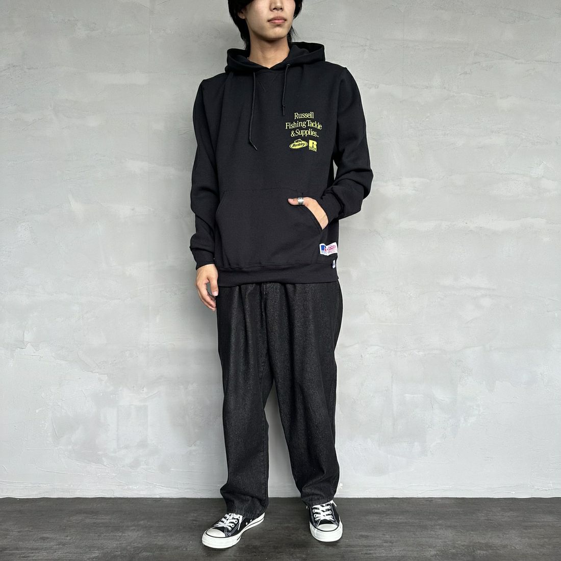 Berkley × RUSSELL ATHLETIC [バークレー × ラッセルアスレチック] 別注 バックプリント スウェットパーカー [RBK-24175IN-JF2] BLACK &&モデル身長：179cm 着用サイズ：L&&