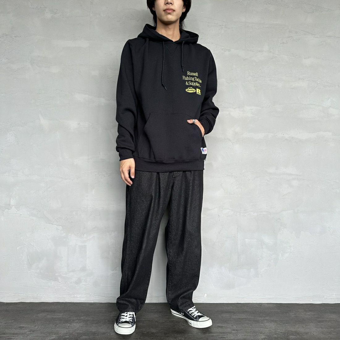 Berkley × RUSSELL ATHLETIC [バークレー × ラッセルアスレチック] 別注 バックプリント スウェットパーカー [RBK-24175IN-JF2] BLACK &&モデル身長：179cm 着用サイズ：L&&