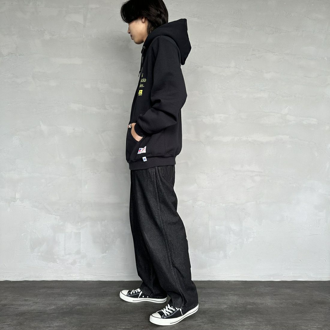 Berkley × RUSSELL ATHLETIC [バークレー × ラッセルアスレチック] 別注 バックプリント スウェットパーカー [RBK-24175IN-JF2] BLACK &&モデル身長：179cm 着用サイズ：L&&