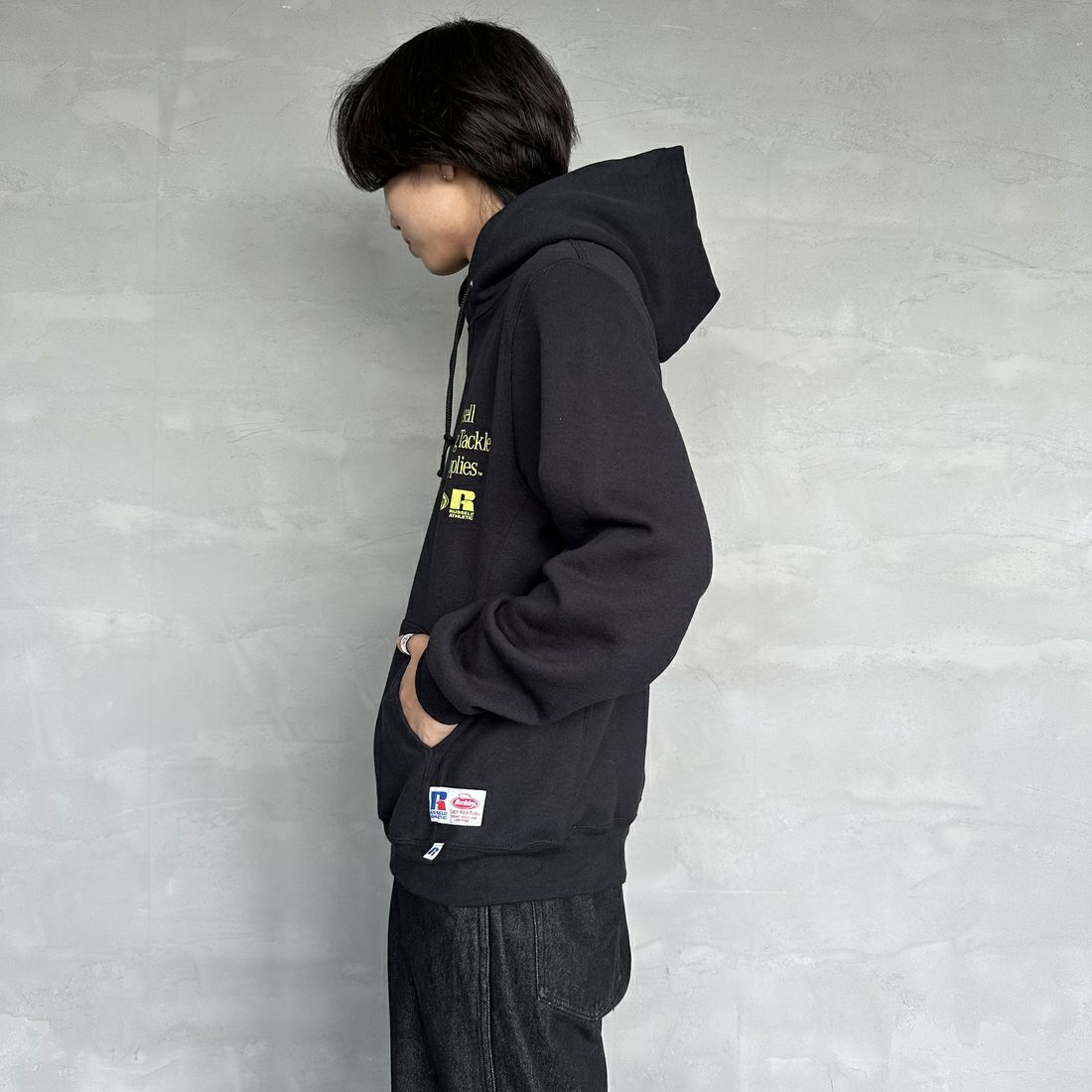 Berkley × RUSSELL ATHLETIC [バークレー × ラッセルアスレチック] 別注 バックプリント スウェットパーカー [RBK-24175IN-JF2] BLACK &&モデル身長：179cm 着用サイズ：M&&