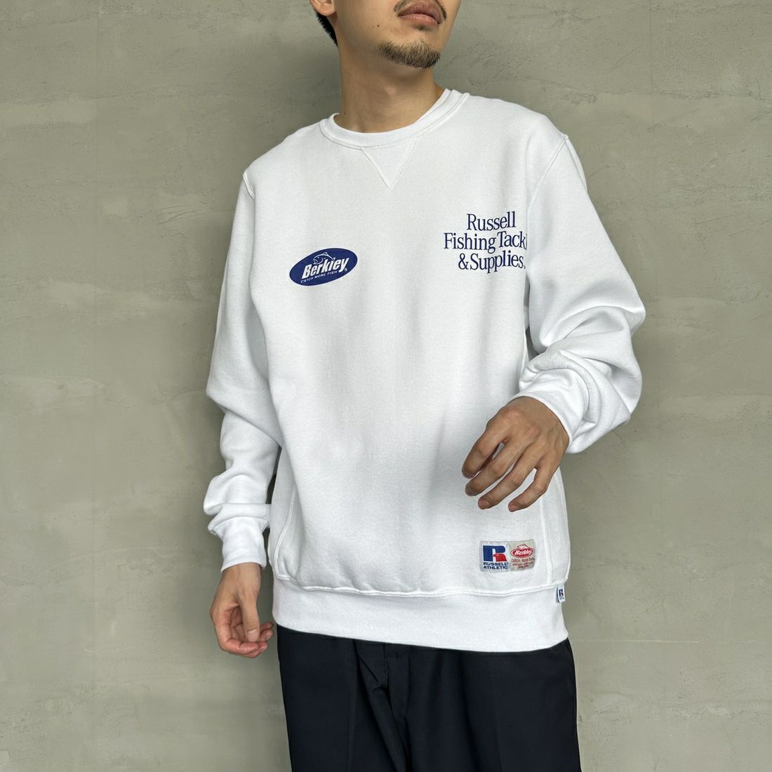 Berkley × RUSSELL ATHLETIC [バークレー × ラッセルアスレチック] 別注 CATCH MORE FISH クルーネックスウェット [RBK-24175IN-JF1] WHITE &&モデル身長：168cm 着用サイズ：M&&