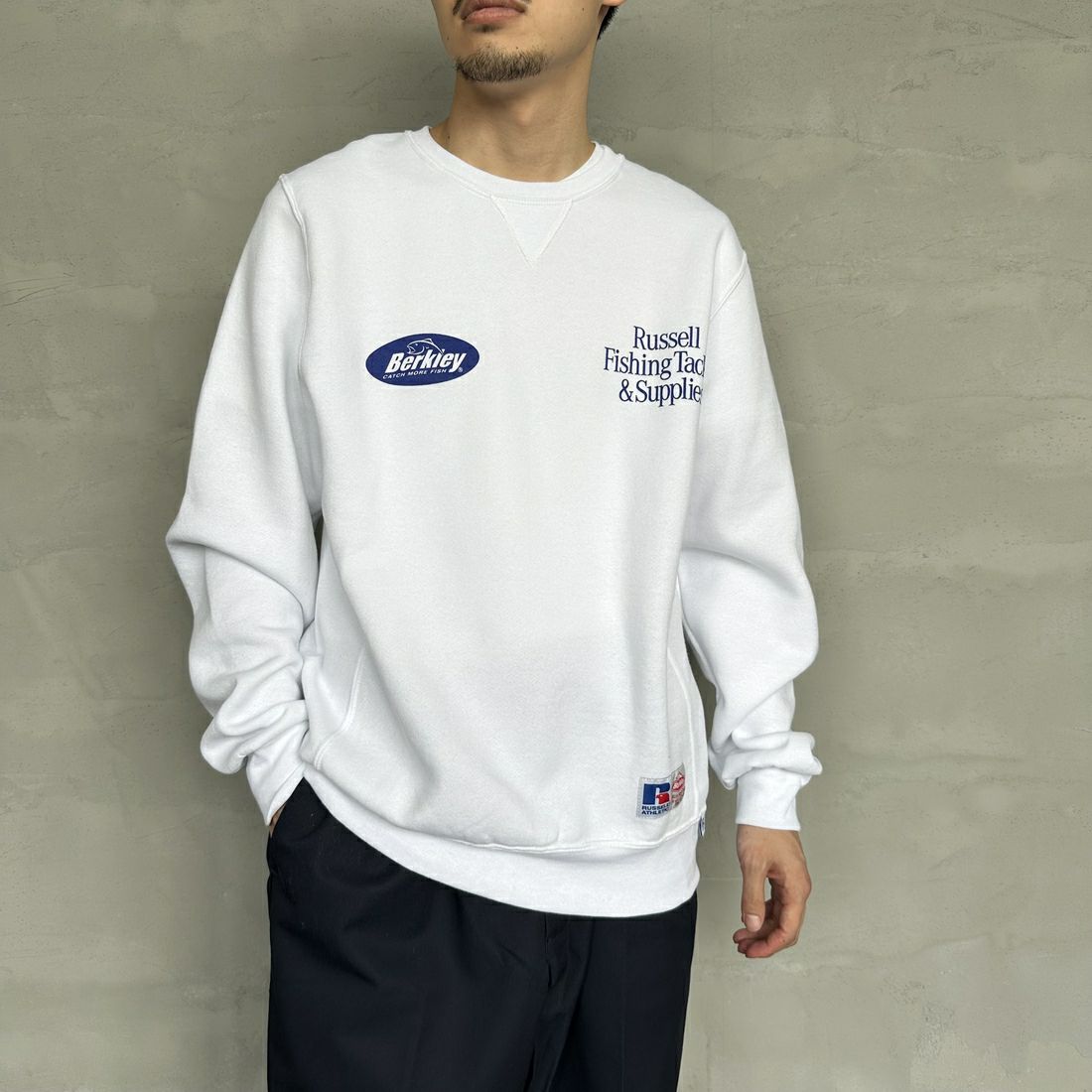 Berkley × RUSSELL ATHLETIC [バークレー × ラッセルアスレチック] 別注 CATCH MORE FISH クルーネックスウェット [RBK-24175IN-JF1] WHITE &&モデル身長：168cm 着用サイズ：M&&