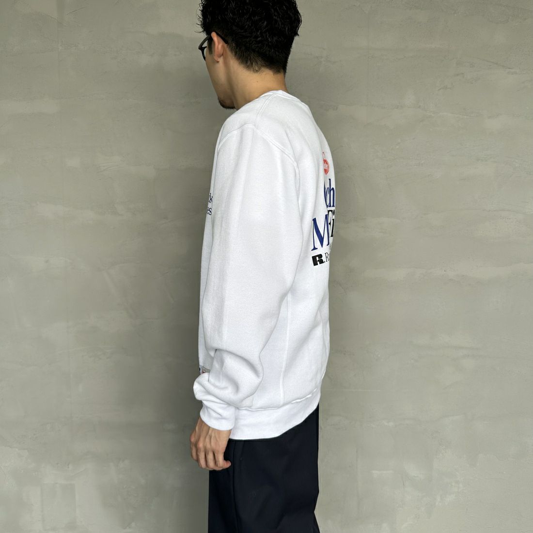 Berkley × RUSSELL ATHLETIC [バークレー × ラッセルアスレチック] 別注 CATCH MORE FISH クルーネックスウェット [RBK-24175IN-JF1] WHITE &&モデル身長：168cm 着用サイズ：M&&