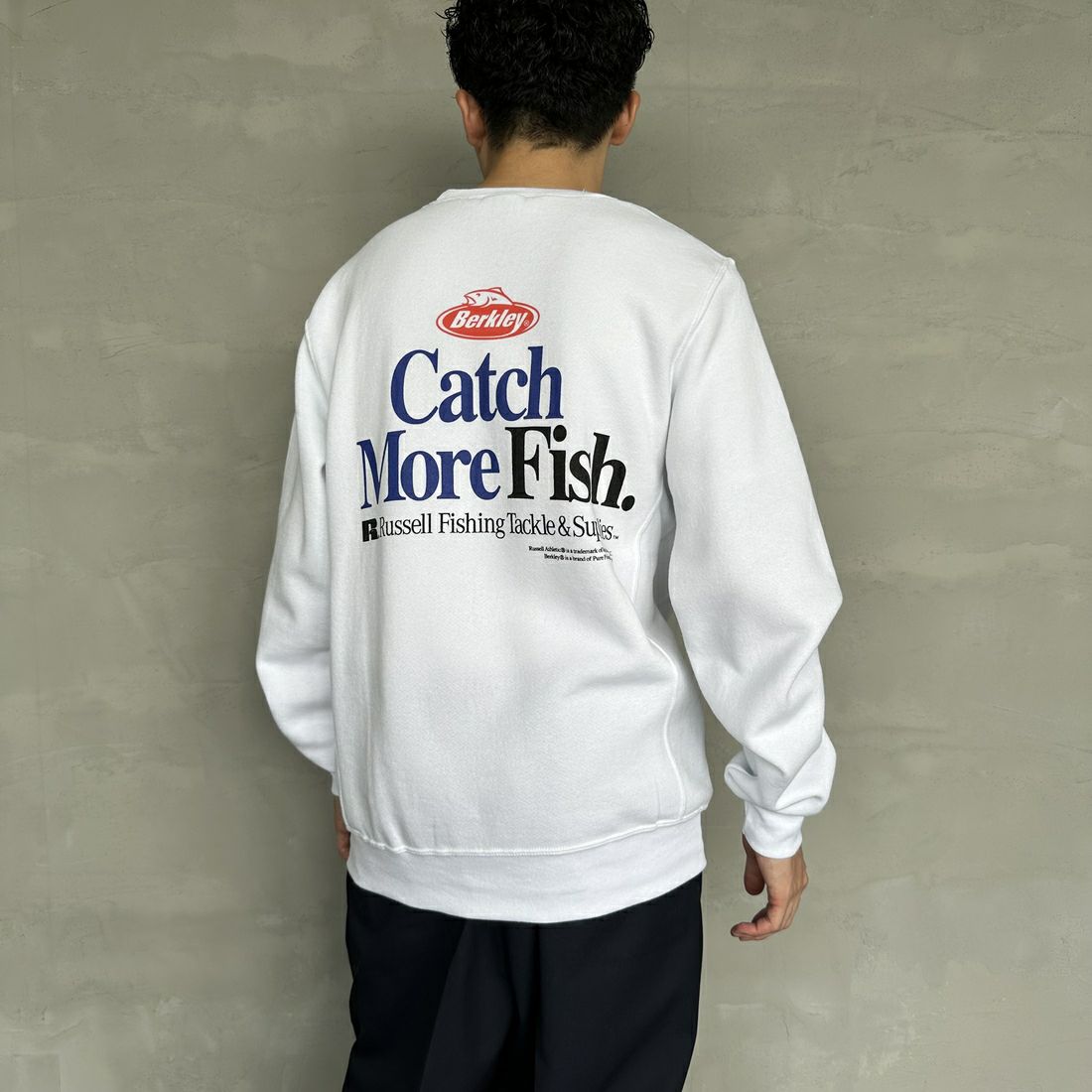 Berkley × RUSSELL ATHLETIC [バークレー × ラッセルアスレチック] 別注 CATCH MORE FISH クルーネックスウェット [RBK-24175IN-JF1] WHITE &&モデル身長：168cm 着用サイズ：M&&