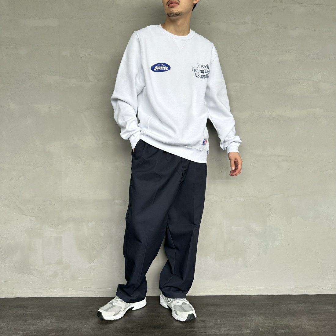 Berkley × RUSSELL ATHLETIC [バークレー × ラッセルアスレチック] 別注 CATCH MORE FISH クルーネックスウェット [RBK-24175IN-JF1] WHITE &&モデル身長：168cm 着用サイズ：M&&
