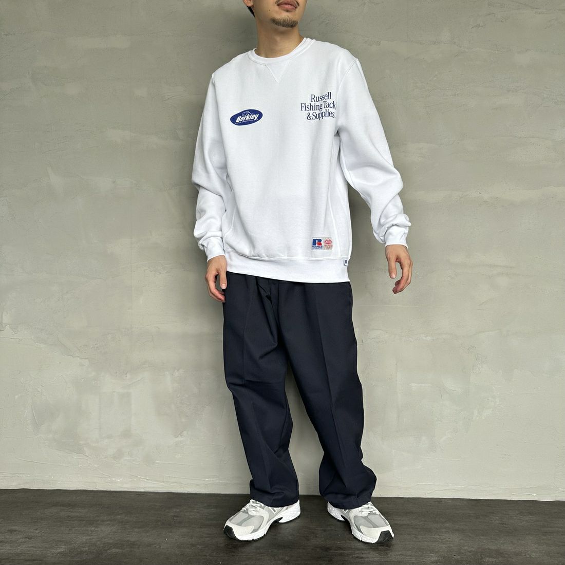 Berkley × RUSSELL ATHLETIC [バークレー × ラッセルアスレチック] 別注 CATCH MORE FISH クルーネックスウェット [RBK-24175IN-JF1] WHITE &&モデル身長：168cm 着用サイズ：M&&