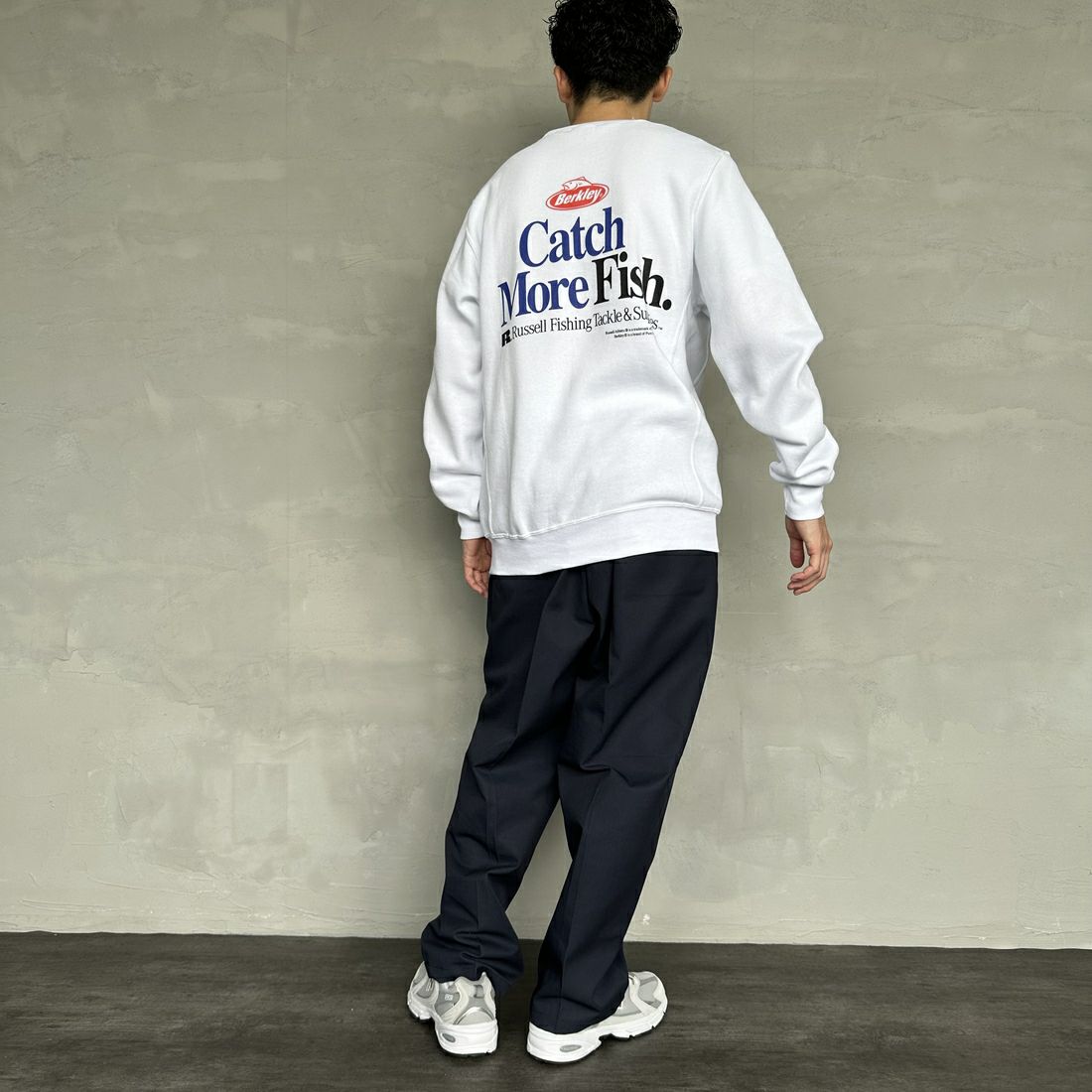 Berkley × RUSSELL ATHLETIC [バークレー × ラッセルアスレチック] 別注 CATCH MORE FISH クルーネックスウェット [RBK-24175IN-JF1] WHITE &&モデル身長：168cm 着用サイズ：M&&