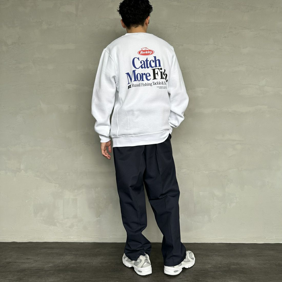 Berkley × RUSSELL ATHLETIC [バークレー × ラッセルアスレチック] 別注 CATCH MORE FISH クルーネックスウェット [RBK-24175IN-JF1] WHITE &&モデル身長：168cm 着用サイズ：M&&