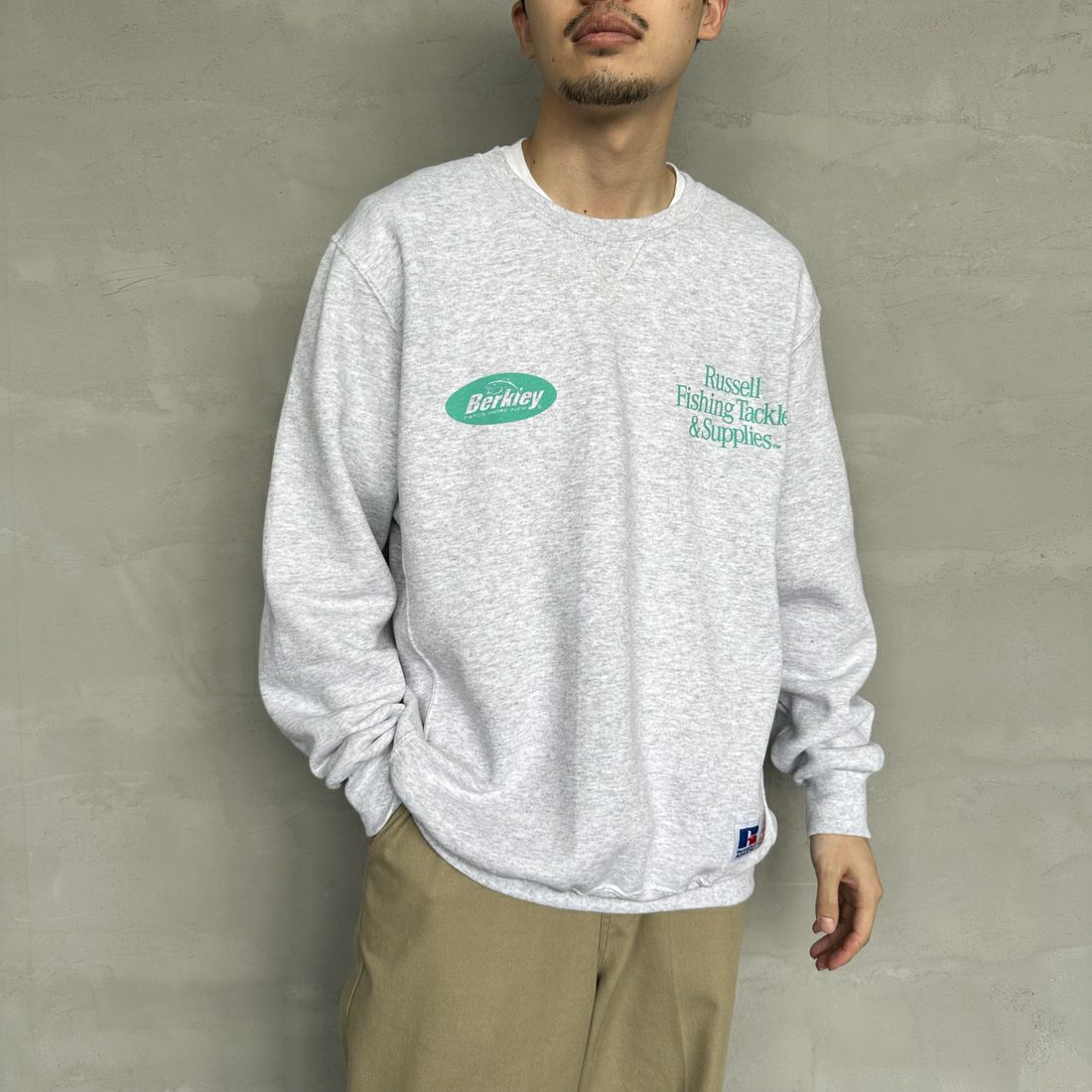 Berkley × RUSSELL ATHLETIC [バークレー × ラッセルアスレチック] 別注 CATCH MORE FISH クルーネックスウェット [RBK-24175IN-JF1] WHITE &&モデル身長：168cm 着用サイズ：L&&