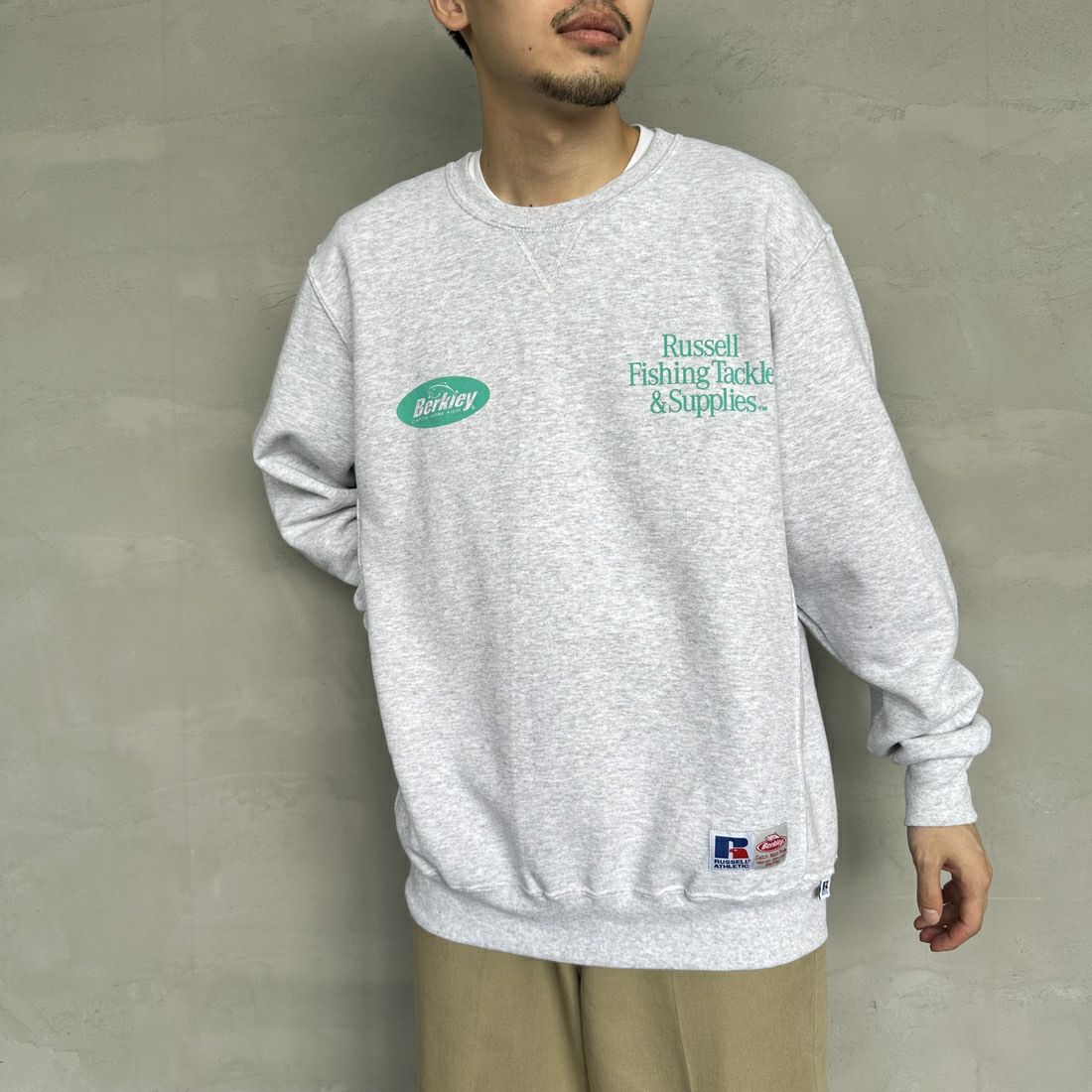 Berkley × RUSSELL ATHLETIC [バークレー × ラッセルアスレチック] 別注 CATCH MORE FISH クルーネックスウェット [RBK-24175IN-JF1] WHITE &&モデル身長：168cm 着用サイズ：L&&