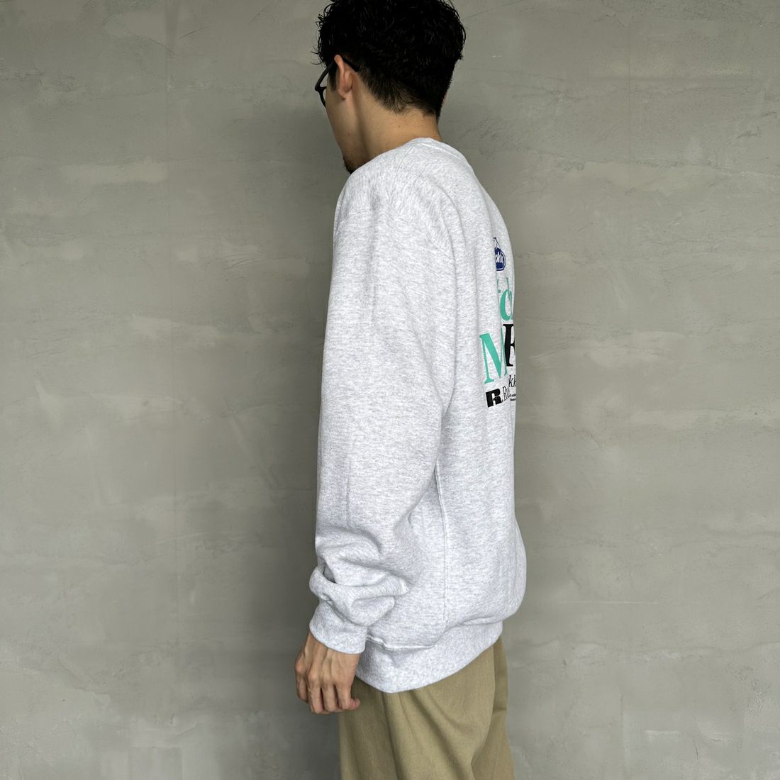Berkley × RUSSELL ATHLETIC [バークレー × ラッセルアスレチック] 別注 CATCH MORE FISH クルーネックスウェット [RBK-24175IN-JF1] WHITE &&モデル身長：168cm 着用サイズ：L&&