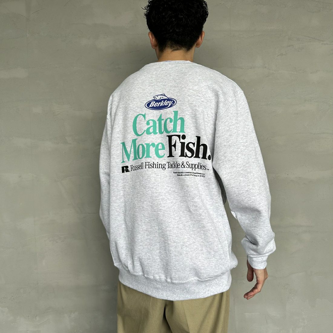 Berkley × RUSSELL ATHLETIC [バークレー × ラッセルアスレチック] 別注 CATCH MORE FISH クルーネックスウェット [RBK-24175IN-JF1] WHITE &&モデル身長：168cm 着用サイズ：L&&