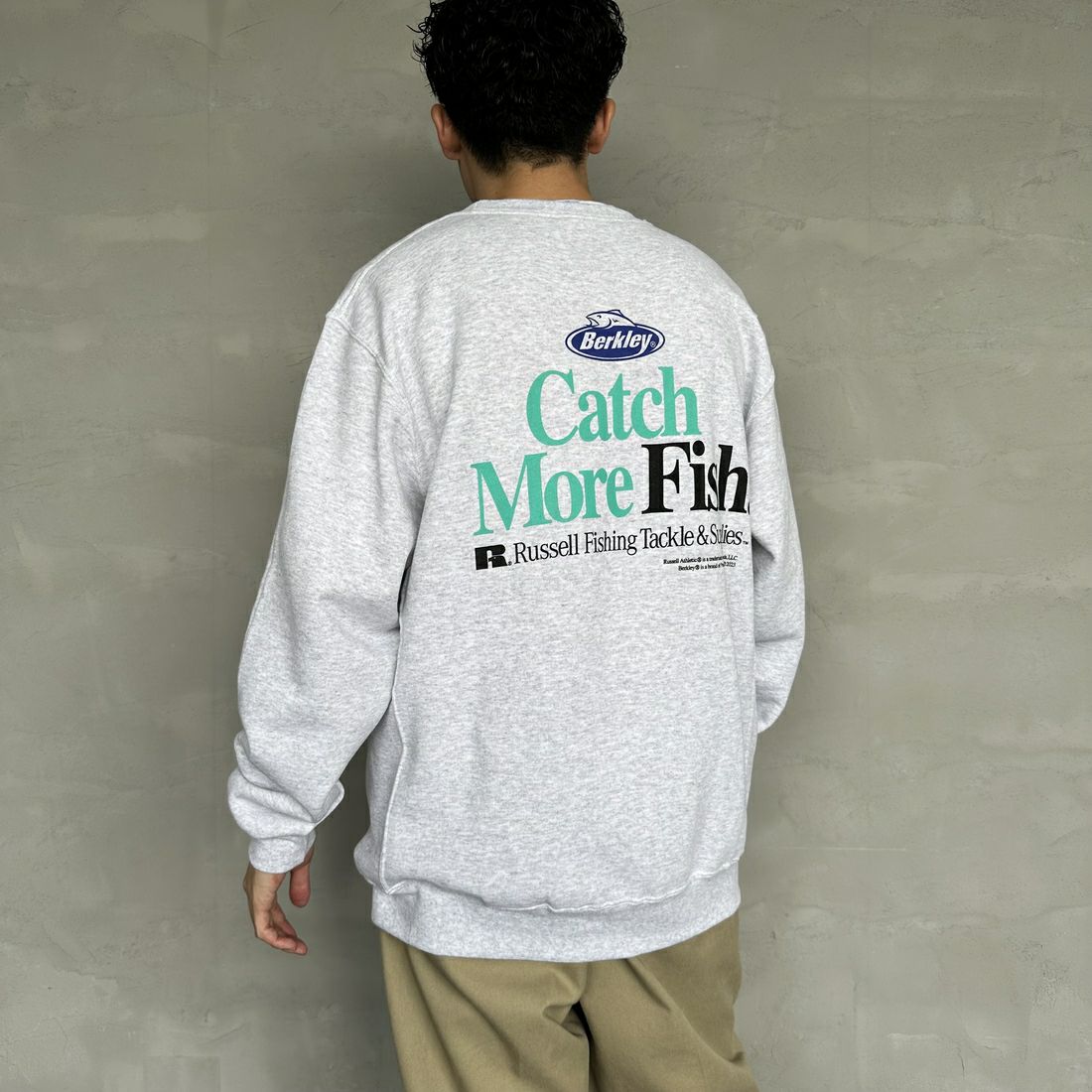Berkley × RUSSELL ATHLETIC [バークレー × ラッセルアスレチック] 別注 CATCH MORE FISH クルーネックスウェット [RBK-24175IN-JF1] WHITE &&モデル身長：168cm 着用サイズ：L&&