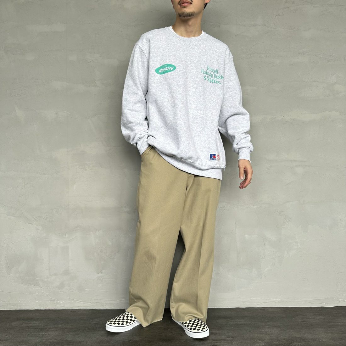 Berkley × RUSSELL ATHLETIC [バークレー × ラッセルアスレチック] 別注 CATCH MORE FISH クルーネックスウェット [RBK-24175IN-JF1] WHITE &&モデル身長：168cm 着用サイズ：L&&