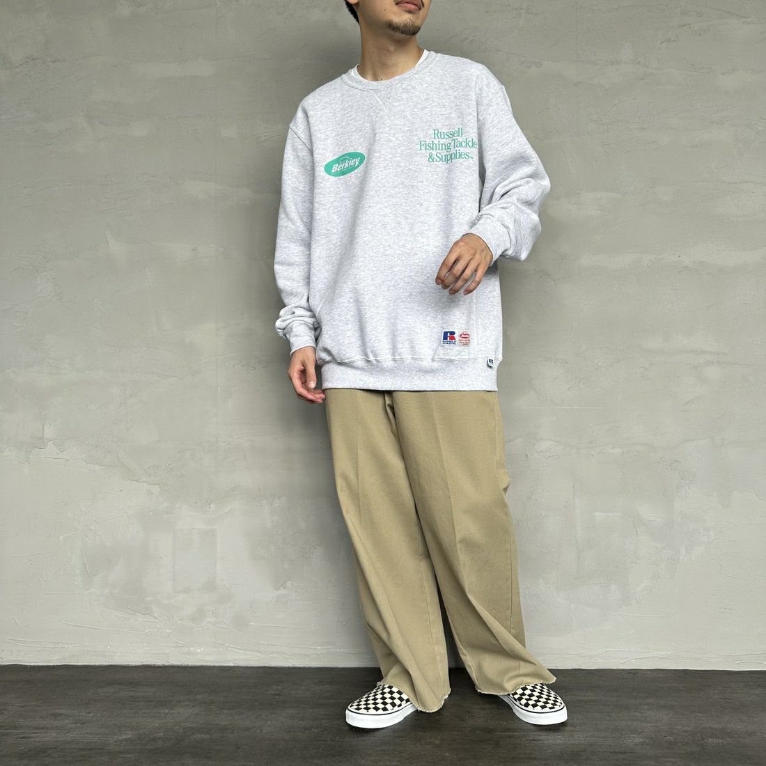 Berkley × RUSSELL ATHLETIC [バークレー × ラッセルアスレチック] 別注 CATCH MORE FISH クルーネックスウェット [RBK-24175IN-JF1] WHITE &&モデル身長：168cm 着用サイズ：L&&