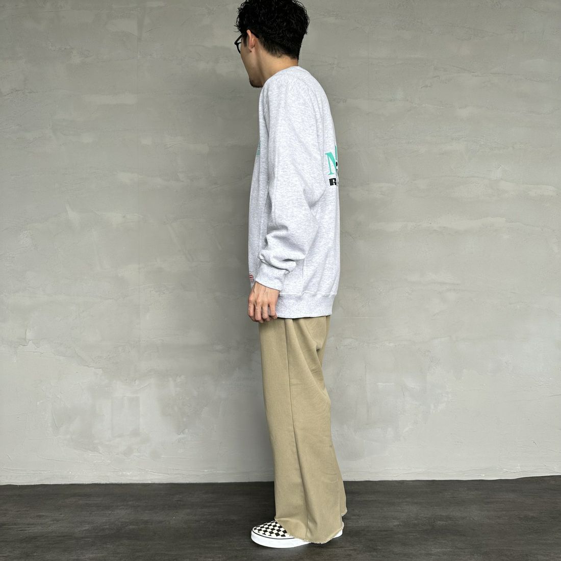 Berkley × RUSSELL ATHLETIC [バークレー × ラッセルアスレチック] 別注 CATCH MORE FISH クルーネックスウェット [RBK-24175IN-JF1] WHITE &&モデル身長：168cm 着用サイズ：L&&