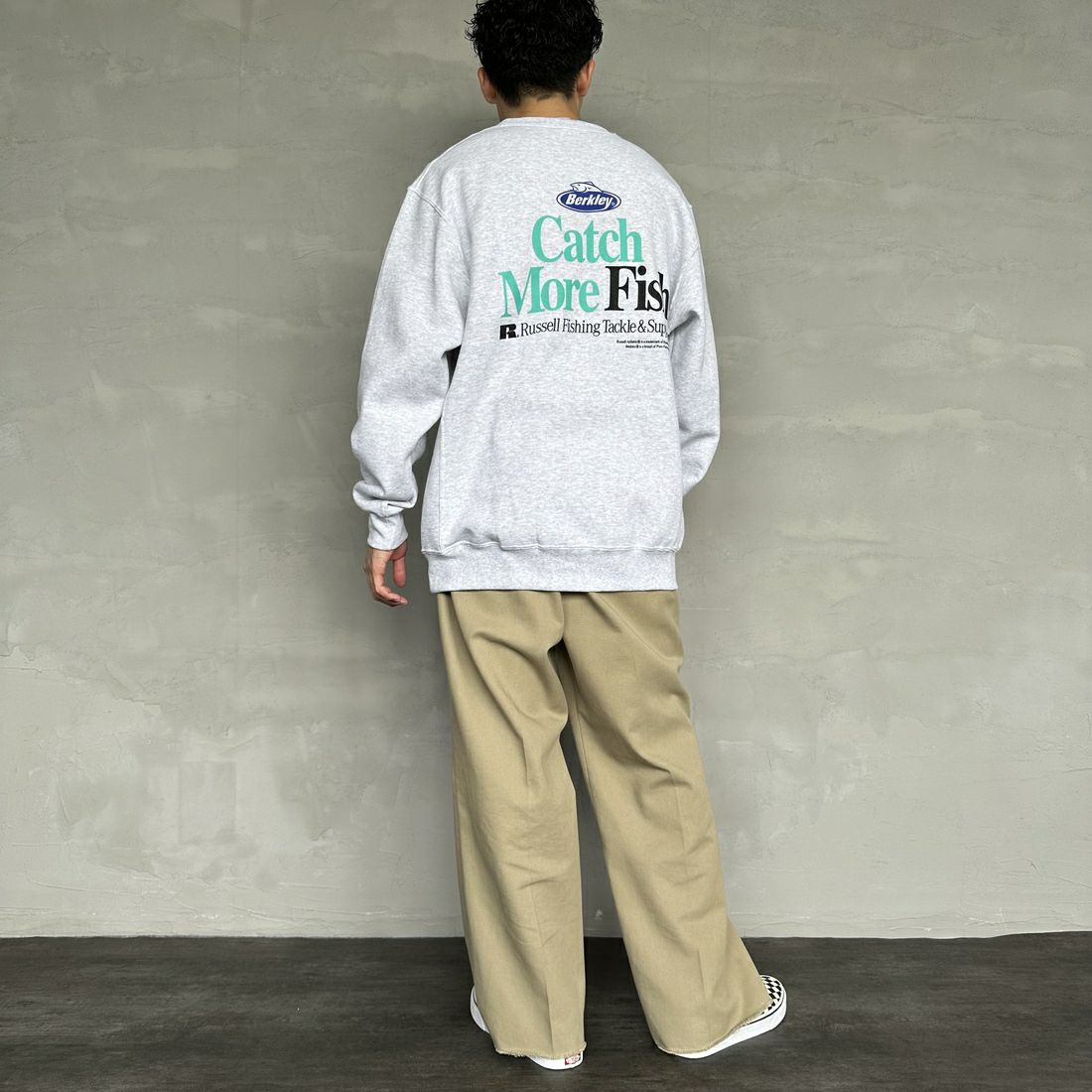 Berkley × RUSSELL ATHLETIC [バークレー × ラッセルアスレチック] 別注 CATCH MORE FISH クルーネックスウェット [RBK-24175IN-JF1] WHITE &&モデル身長：168cm 着用サイズ：L&&
