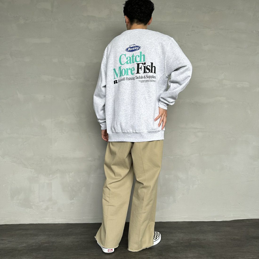 Berkley × RUSSELL ATHLETIC [バークレー × ラッセルアスレチック] 別注 CATCH MORE FISH クルーネックスウェット [RBK-24175IN-JF1] WHITE &&モデル身長：168cm 着用サイズ：L&&
