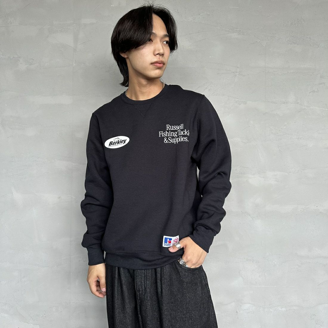 Berkley × RUSSELL ATHLETIC [バークレー × ラッセルアスレチック] 別注 CATCH MORE FISH クルーネックスウェット [RBK-24175IN-JF1] BLACK &&モデル身長：179cm 着用サイズ：M&&