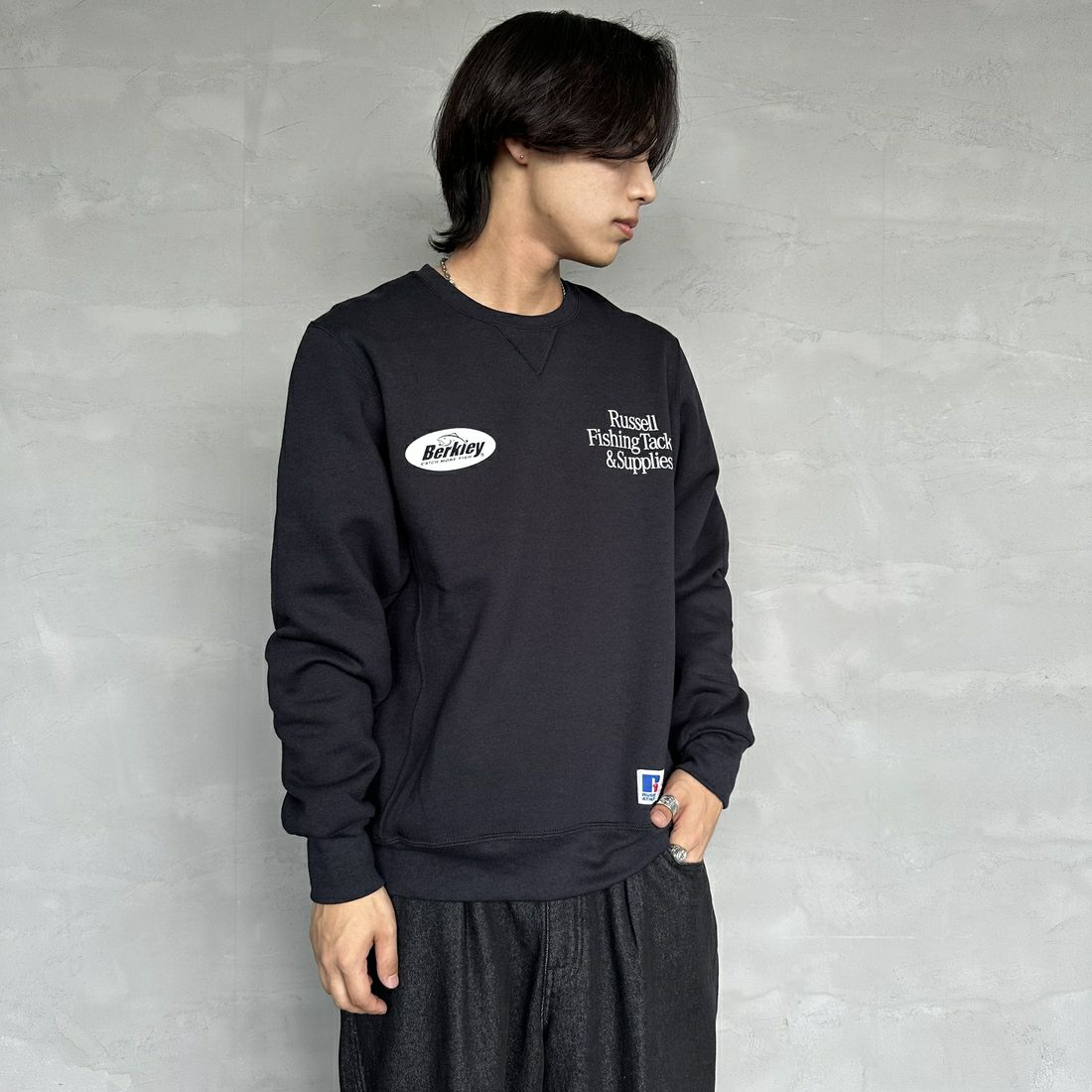 Berkley × RUSSELL ATHLETIC [バークレー × ラッセルアスレチック] 別注 CATCH MORE FISH クルーネックスウェット [RBK-24175IN-JF1] BLACK &&モデル身長：179cm 着用サイズ：M&&