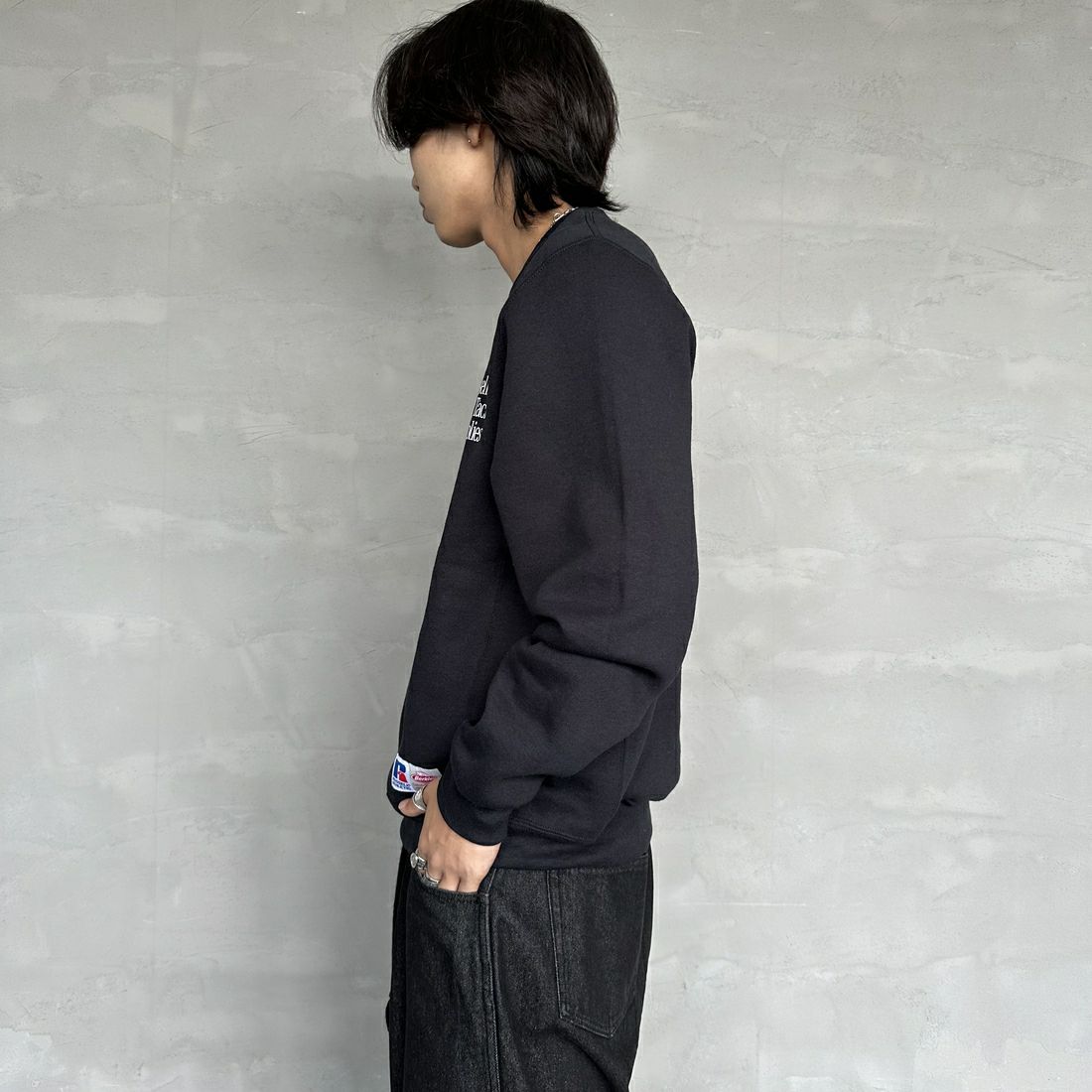 Berkley × RUSSELL ATHLETIC [バークレー × ラッセルアスレチック] 別注 CATCH MORE FISH クルーネックスウェット [RBK-24175IN-JF1] BLACK &&モデル身長：179cm 着用サイズ：M&&
