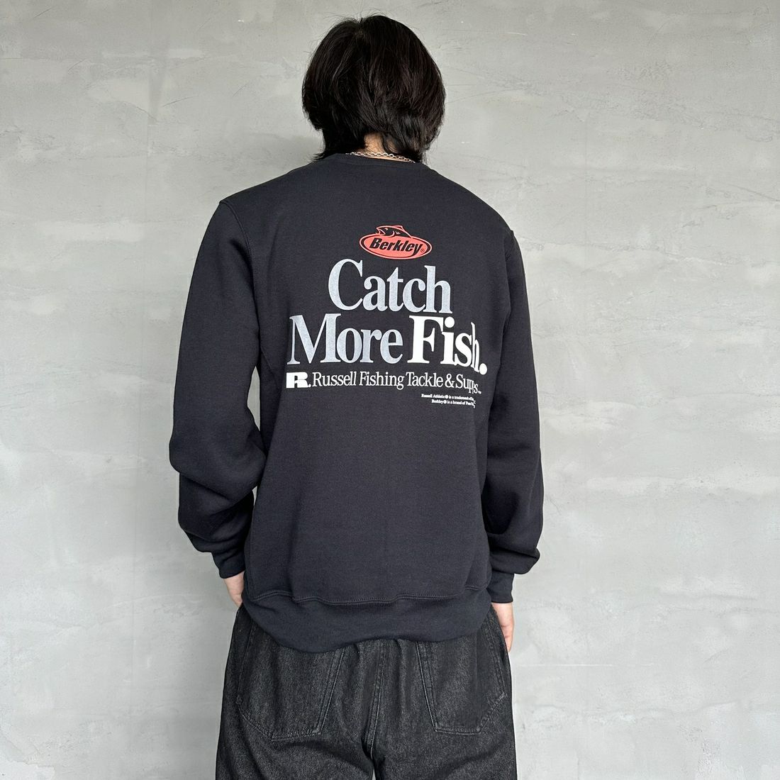 Berkley × RUSSELL ATHLETIC [バークレー × ラッセルアスレチック] 別注 CATCH MORE FISH クルーネックスウェット [RBK-24175IN-JF1] BLACK &&モデル身長：179cm 着用サイズ：M&&
