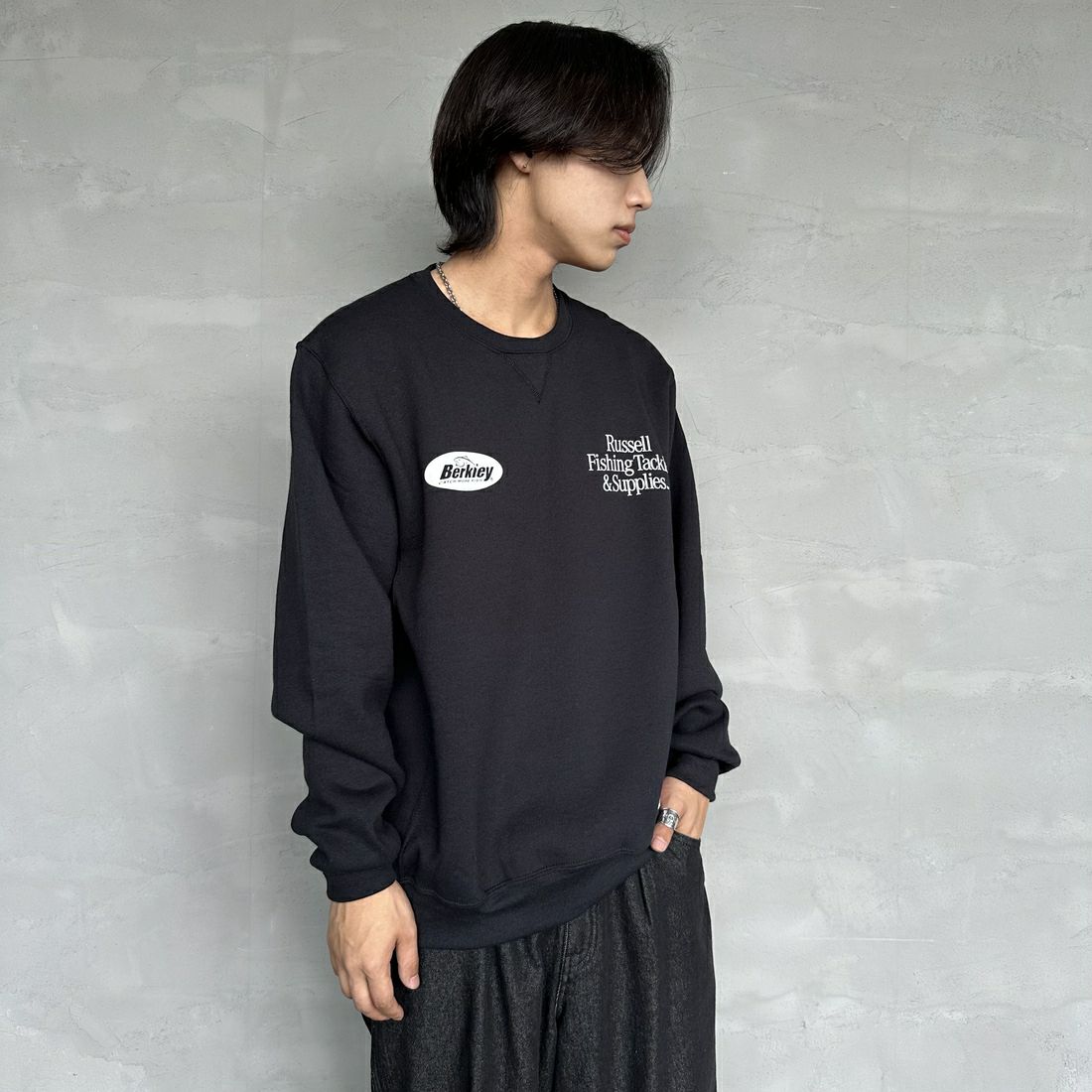 Berkley × RUSSELL ATHLETIC [バークレー × ラッセルアスレチック] 別注 CATCH MORE FISH クルーネックスウェット [RBK-24175IN-JF1] BLACK &&モデル身長：179cm 着用サイズ：L&&