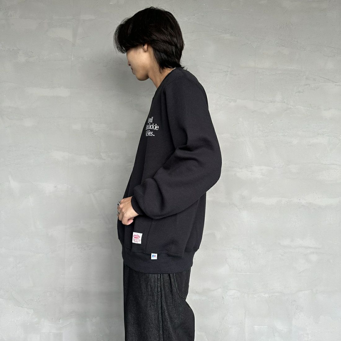 Berkley × RUSSELL ATHLETIC [バークレー × ラッセルアスレチック] 別注 CATCH MORE FISH クルーネックスウェット [RBK-24175IN-JF1] BLACK &&モデル身長：179cm 着用サイズ：L&&