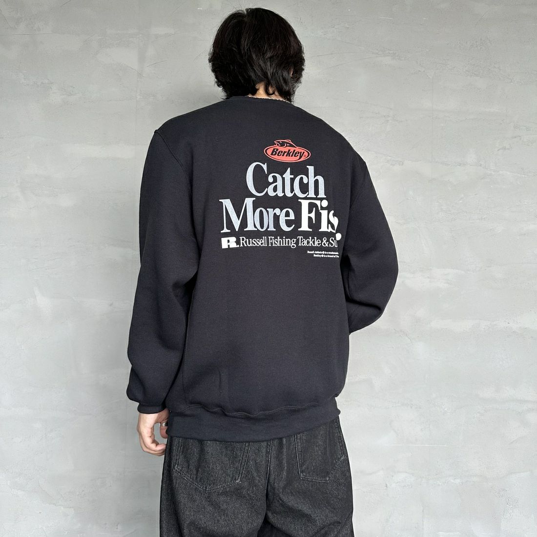 Berkley × RUSSELL ATHLETIC [バークレー × ラッセルアスレチック] 別注 CATCH MORE FISH クルーネックスウェット [RBK-24175IN-JF1] BLACK &&モデル身長：179cm 着用サイズ：L&&