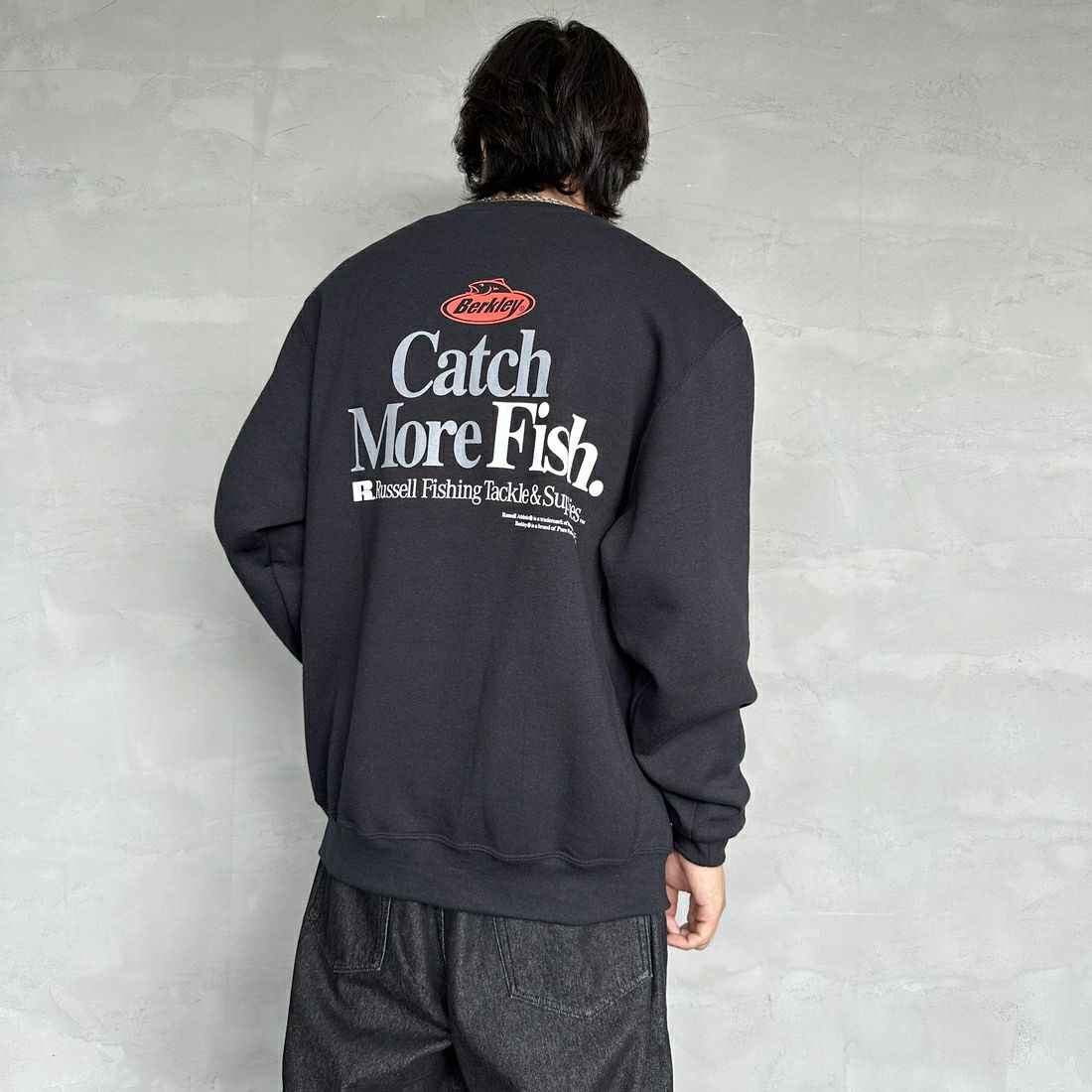 Berkley × RUSSELL ATHLETIC [バークレー × ラッセルアスレチック] 別注 CATCH MORE FISH クルーネックスウェット [RBK-24175IN-JF1] BLACK &&モデル身長：179cm 着用サイズ：L&&