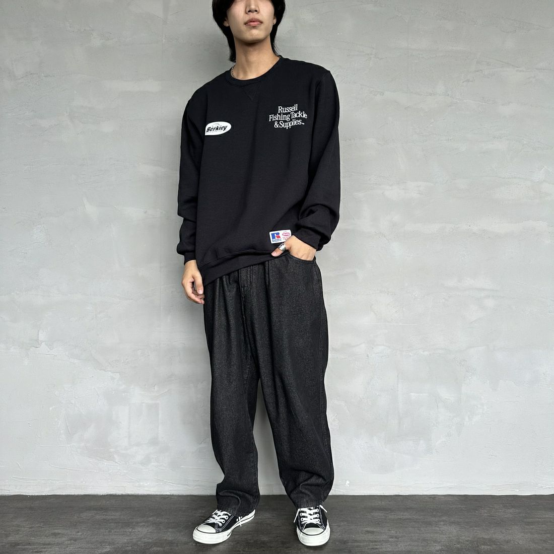 Berkley × RUSSELL ATHLETIC [バークレー × ラッセルアスレチック] 別注 CATCH MORE FISH クルーネックスウェット [RBK-24175IN-JF1] BLACK &&モデル身長：179cm 着用サイズ：L&&