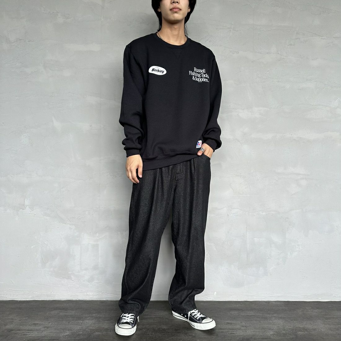 Berkley × RUSSELL ATHLETIC [バークレー × ラッセルアスレチック] 別注 CATCH MORE FISH クルーネックスウェット [RBK-24175IN-JF1] BLACK &&モデル身長：179cm 着用サイズ：L&&
