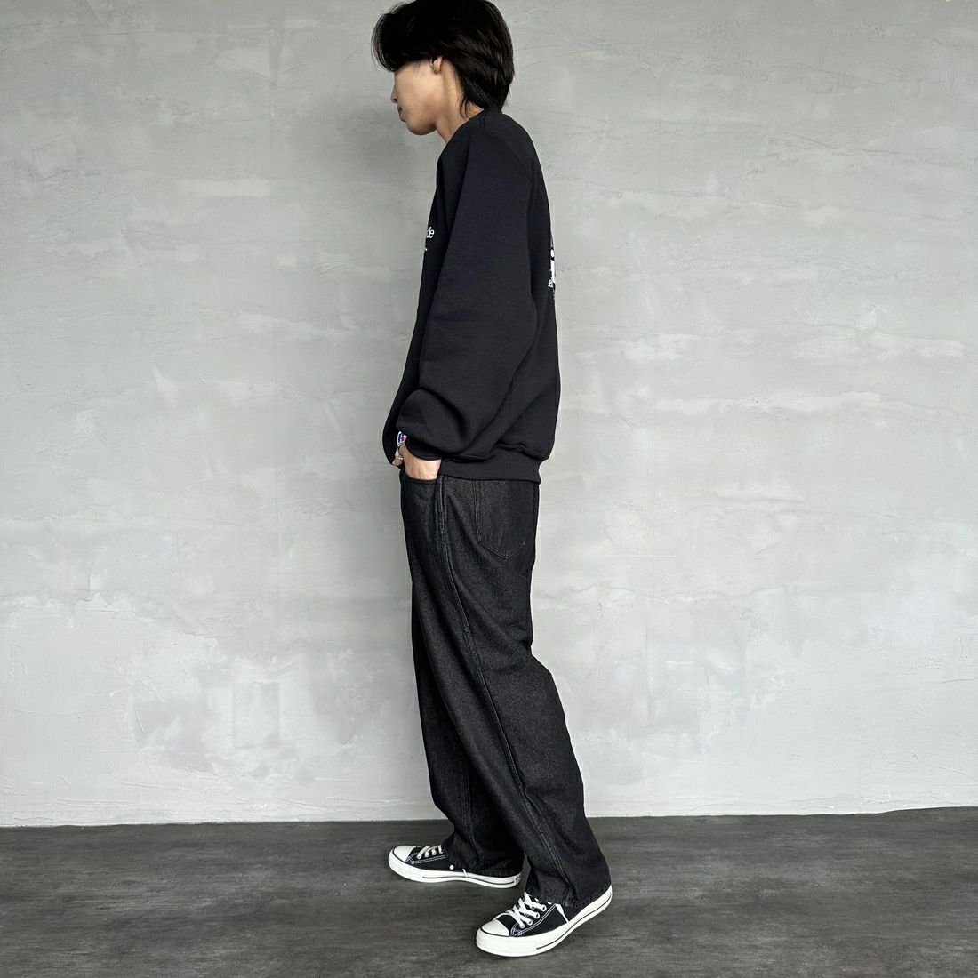 Berkley × RUSSELL ATHLETIC [バークレー × ラッセルアスレチック] 別注 CATCH MORE FISH クルーネックスウェット [RBK-24175IN-JF1] BLACK &&モデル身長：179cm 着用サイズ：L&&