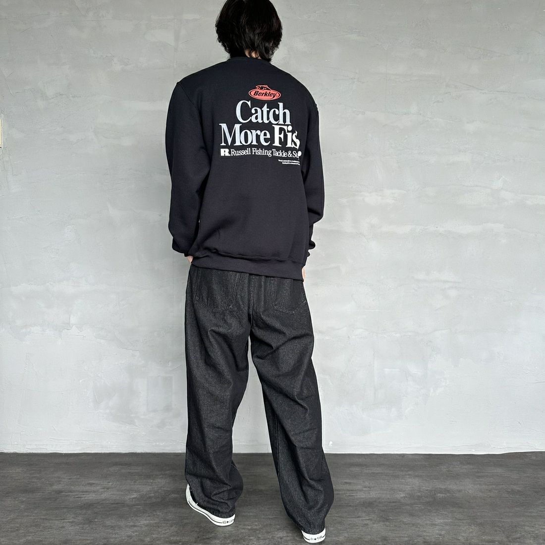 Berkley × RUSSELL ATHLETIC [バークレー × ラッセルアスレチック] 別注 CATCH MORE FISH クルーネックスウェット [RBK-24175IN-JF1] BLACK &&モデル身長：179cm 着用サイズ：L&&